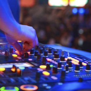 6 Tips for Hiring an Awesome Wedding DJ